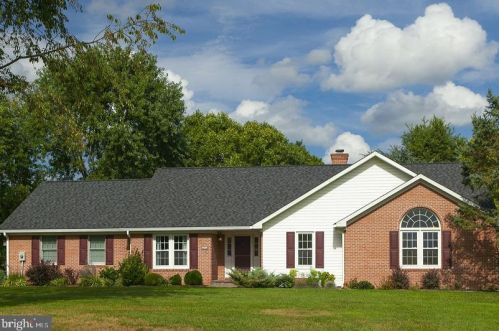 292 Pleasant Valley Dr, Charles Town, WV 25414-5820