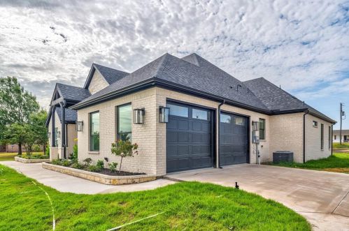 81 Henson Rd, Van Alstyne, TX 75495-2772