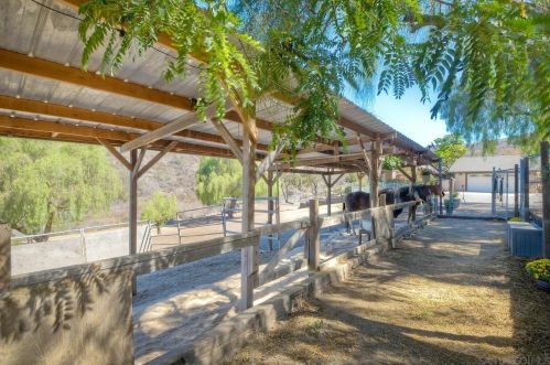 616 Estrelita Dr, Vista CA  92084-7926 exterior