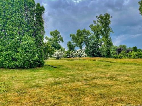 14 Sunview Dr, East Windsor, CT 06016-9788