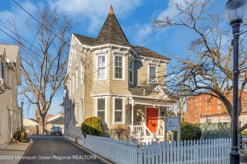 140 Monmouth St, Tinton Falls, NJ 07701-1111