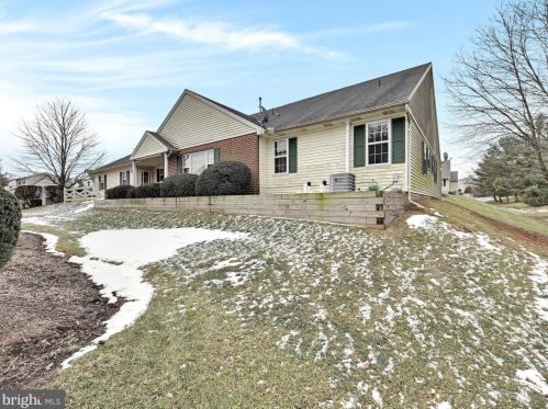 3272 Falcon Ln, York, PA 17315-2769