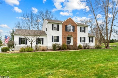 8 Carly Dr, Wantage, NJ 07461-3049