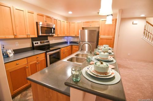 87-1052 Konini St, Nanakuli, HI 96792-5408