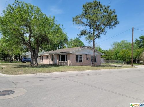 608 Trinity St, Victoria, TX 77901-5359