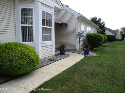 101 Eleanor Rd, Lakehurst, NJ 08759-6178