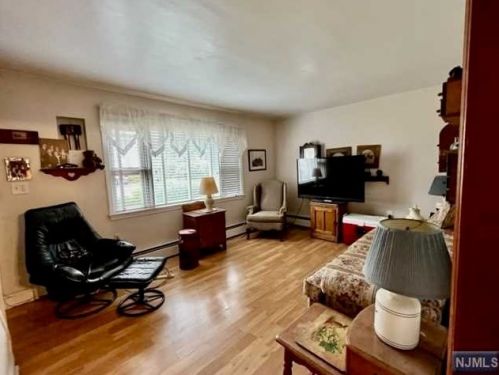 43 Chestnut St, Ridgefield Park, NJ 07660-2245