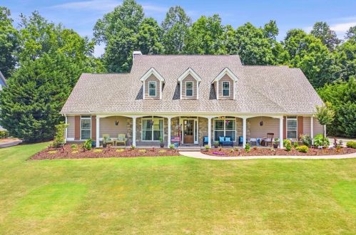 710 Lake Crest Dr, Jefferson, GA 30549-7315