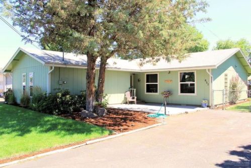 657 1st St, Metolius OR  97741-1304 exterior