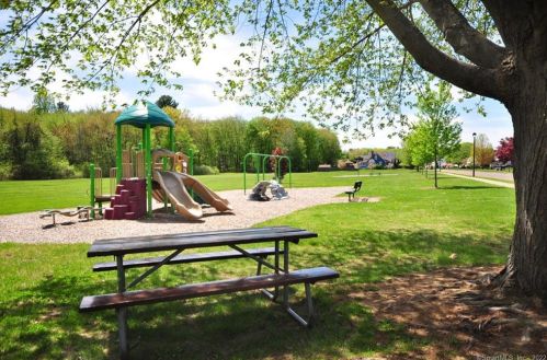 1400 Cambridge Dr, Windsor CT  06095-5108 exterior