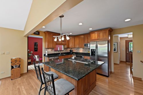 2405 Happy Hollow Rd, Glenview, IL 60026-1160