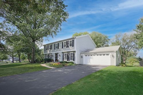 1001 Thunderbird Ln, Naperville, IL 60563-2244