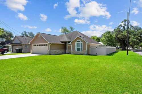 223 Dewees St, Columbus, TX 78934-1909