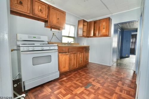 104 Summer Ave, Newark, NJ 07104-2512