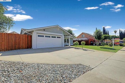 325 Yosemite Dr, Livermore, CA 94551-2426