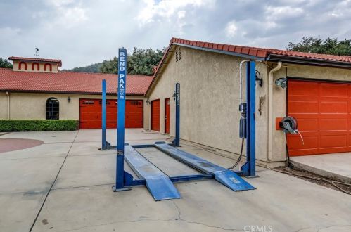 37170 Wildwood View Dr, Yucaipa, CA 92399-9666