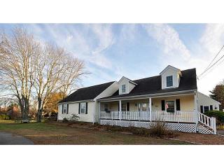 55 Schoolhouse Rd, Warren, RI 02885-1025