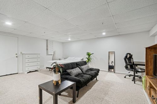 407 Elmwood Dr, Hudson NH  03051-3242 exterior