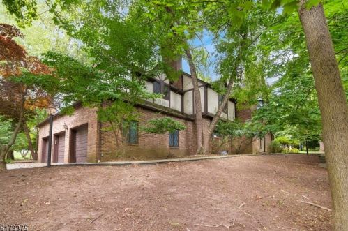 4 Ashley Rd, Town Center, NJ 07052-4900