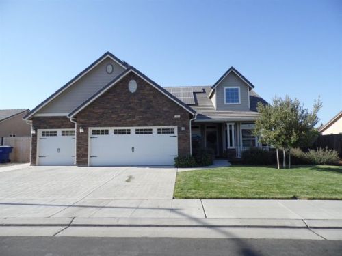 2961 Sierra Madre Ave, Clovis, CA 93611-5085