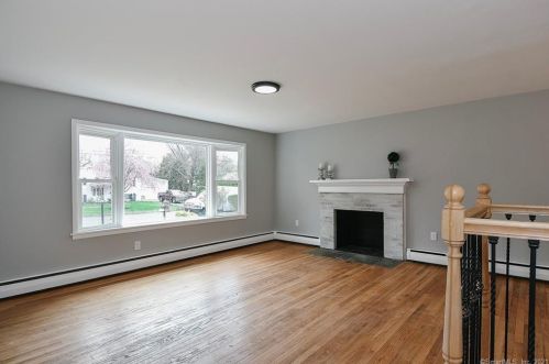 10 Cobblers Ct, Niantic CT  06357-1310 exterior