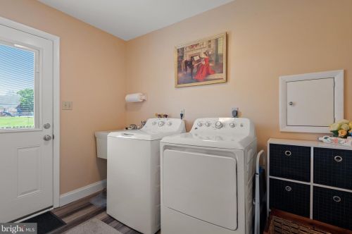 884 Salisbury Ct, Lancaster PA  17601-4481 exterior