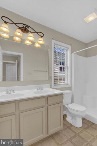 32 Moul Ave, Hanover PA 17331-2080 exterior