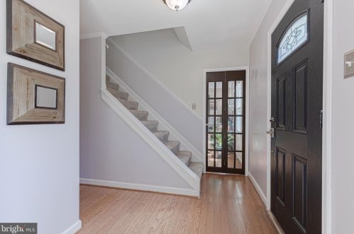 1111 Treeside Ln, Herndon, VA 20170-3808