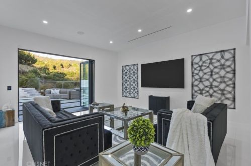 2434 Delisle Ct, Glendale CA  91208-2210 exterior