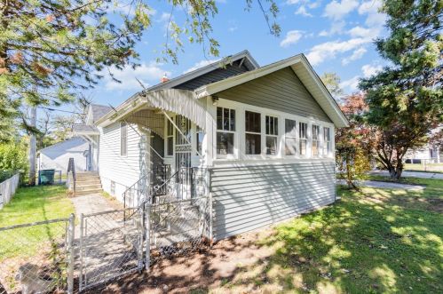 7044 Arkansas Ave, Hammond, IN 46323-2315