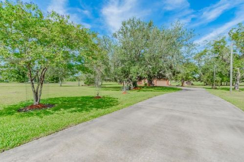 638 Winchester Trl, Angleton, TX 77515-9686