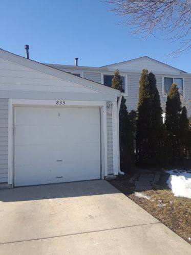 833 Oxford Pl, Wheeling, IL 60090-2621