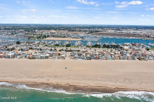 3552 Ocean Dr, Oxnard, CA 93035-4345