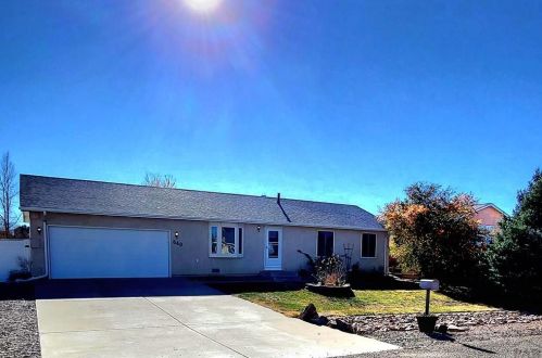 640 Bellflower Dr, Pueblo, CO 81007-3651