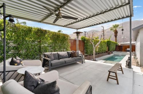 670 Calle Palo Fierro, Palm Springs, CA 92264-7409
