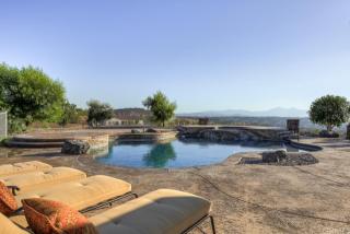 7548 Kingdom Dr, Riverside, CA 92506-7579