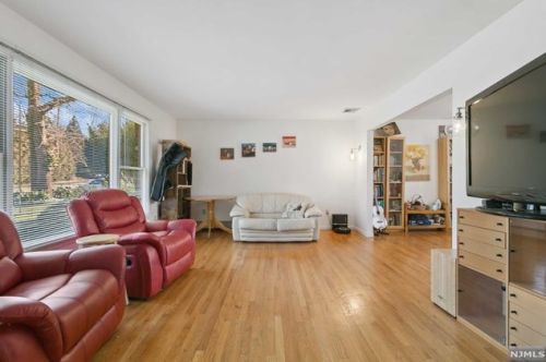 10 Hillside Ave, Cresskill, NJ 07626-1610
