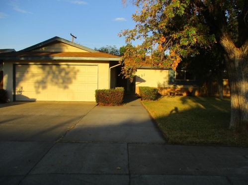 331 Santa Inez St, Los Banos, CA 93635-3218