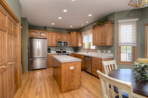 606 Clover Cir, Pingree Grove, IL 60140-9683
