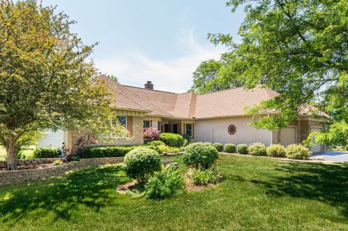 678 Briar Dr, Sycamore, IL 60178-8681