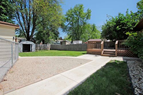 2712 Vermont Ave, Waukegan, IL 60087-3646