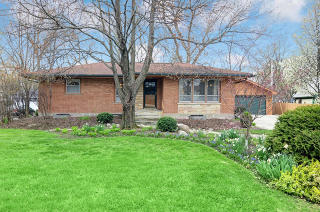 312 Village Rd, Willowbrook, IL 60527-6168