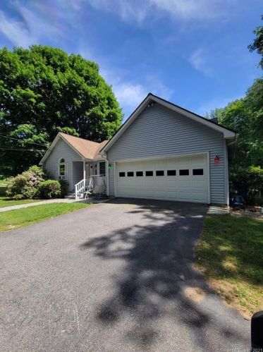 21 Stoddards Wharf Rd, Gales Ferry, CT 06339-1228