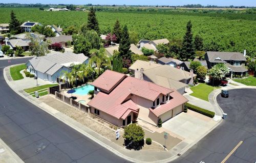 82 Rhiannon Ct, Valley Home, CA 95361-3392
