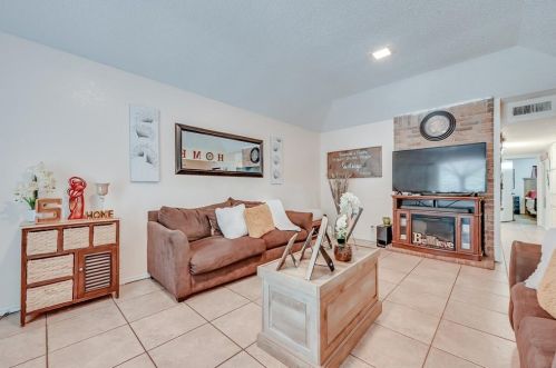6733 Westcreek Dr, Fort Worth TX  76133-5733 exterior