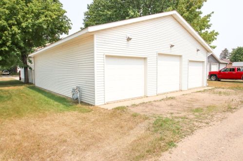 14 3rd St, Melrose, MN 56352-1216