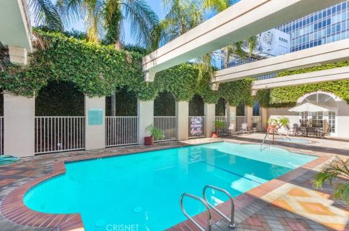 4630 Woodley Ave, Van Nuys CA  91436-2724 exterior