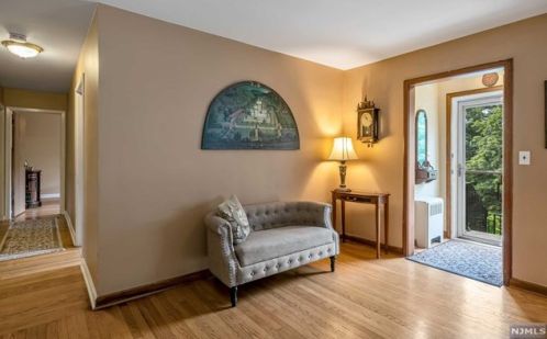 33 Goodviet Pl, Ridgewood, NJ 07452-2513