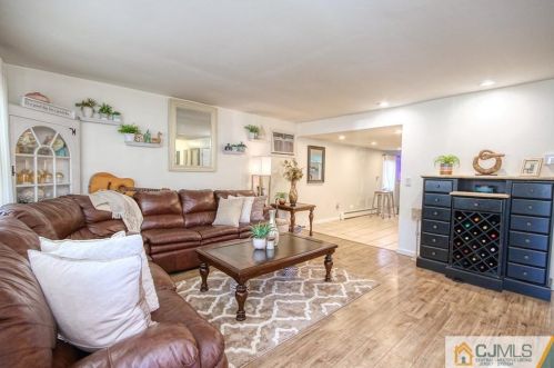 399 Remsen Ave, Avenel, NJ 07001-1111