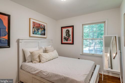 2333 Rosedown Dr, Herndon VA  20191-1631 exterior